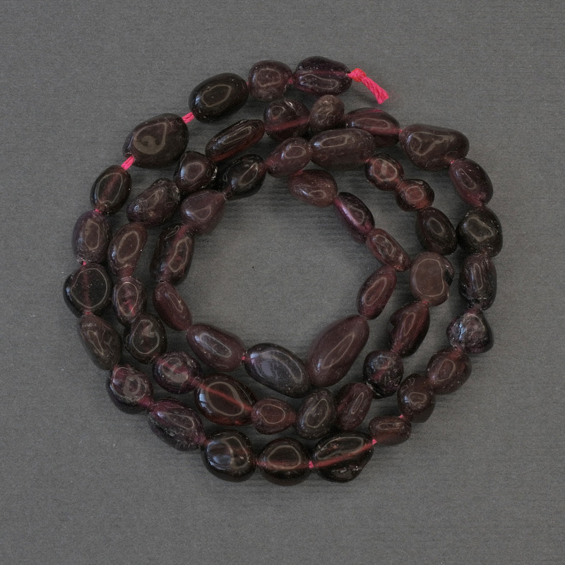 Granátové brusované korálky, průměr 8–10×6 mm, na niti, délka 39 cm ±