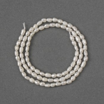 Korálky z přírodních říčních perel 3,5–4×3 mm, délka 36 cm na niti