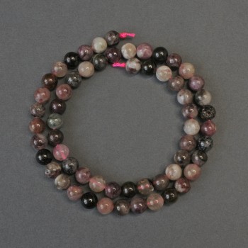 Hladké korálky z turmalínu, průměr 7 mm, délka 38 cm, navlečené na niti