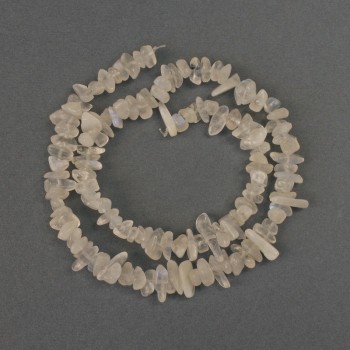 Korálky adularitu – drobné úlomky, průměr 6–8×3 mm, délka 39 cm na niti