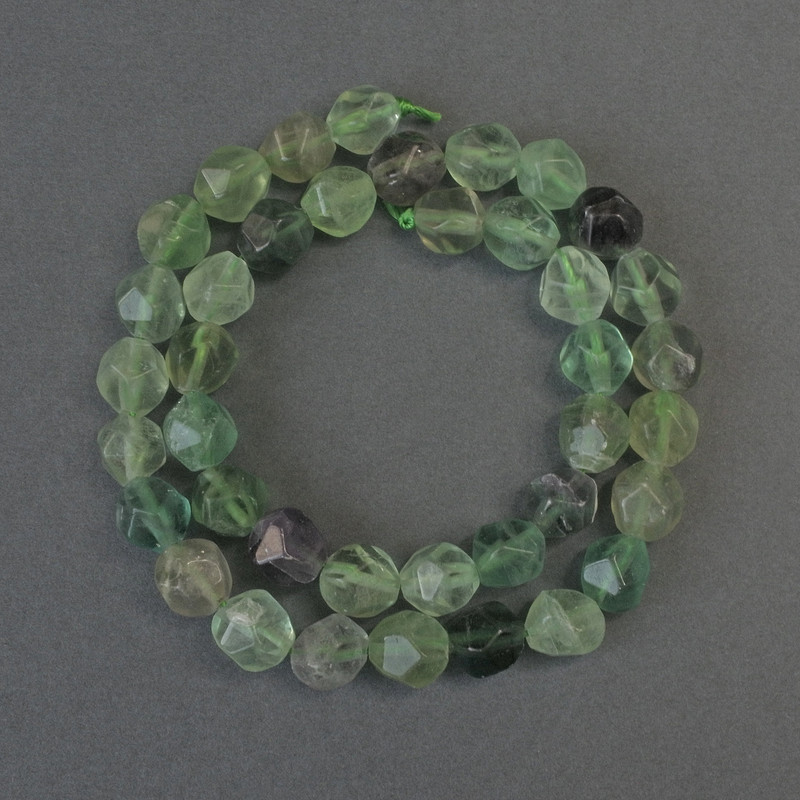 Korálky z fluoritů, víceúhelníkové, průměr 10×8 mm, délka cca 37 cm, na niti