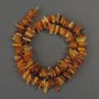 Jantarové korálky – drobky, průměr 9–14×3 mm, délka cca 39 cm, na šňůrce