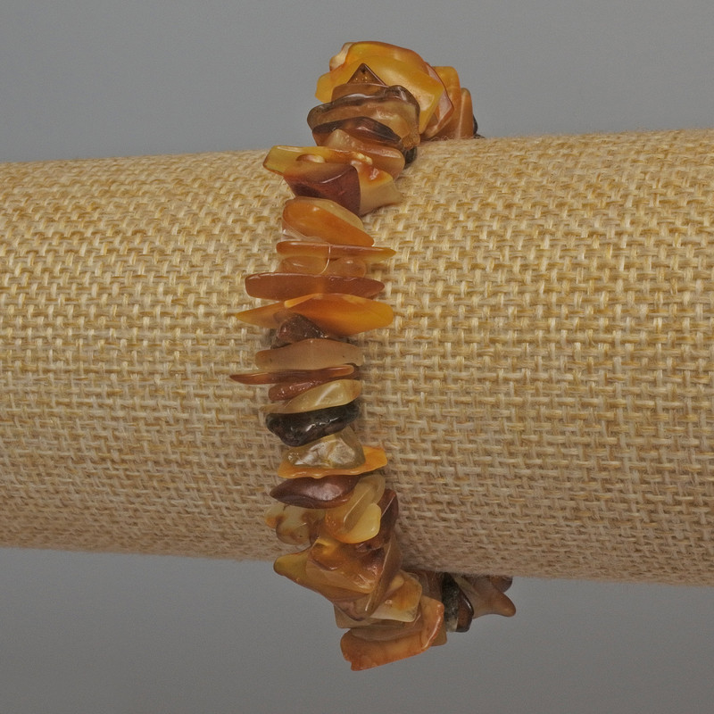 Náramek z jantarových drobků, průměr 9–14×3 mm, délka 18 cm, strečový