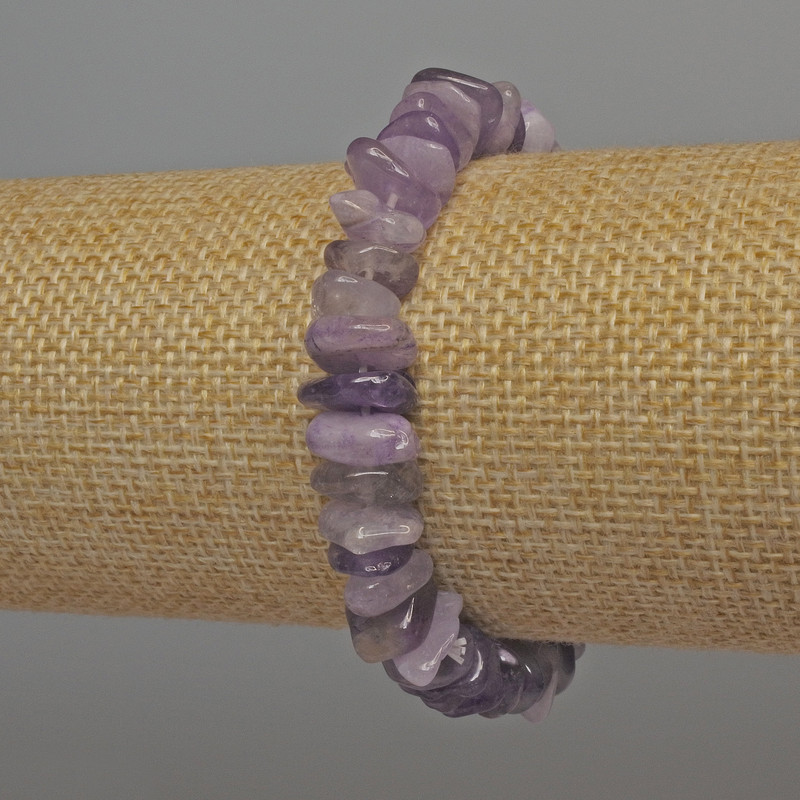 Náramek z ametystových úlomků, průměr 8–12×4 mm, délka 18 cm, elastický