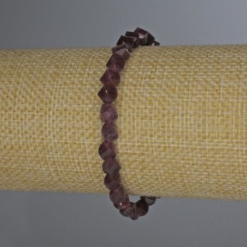 Náramek z broušeného turmalínu ve tvaru rombíků, průměr 6×5 mm, délka 18 cm, elastický