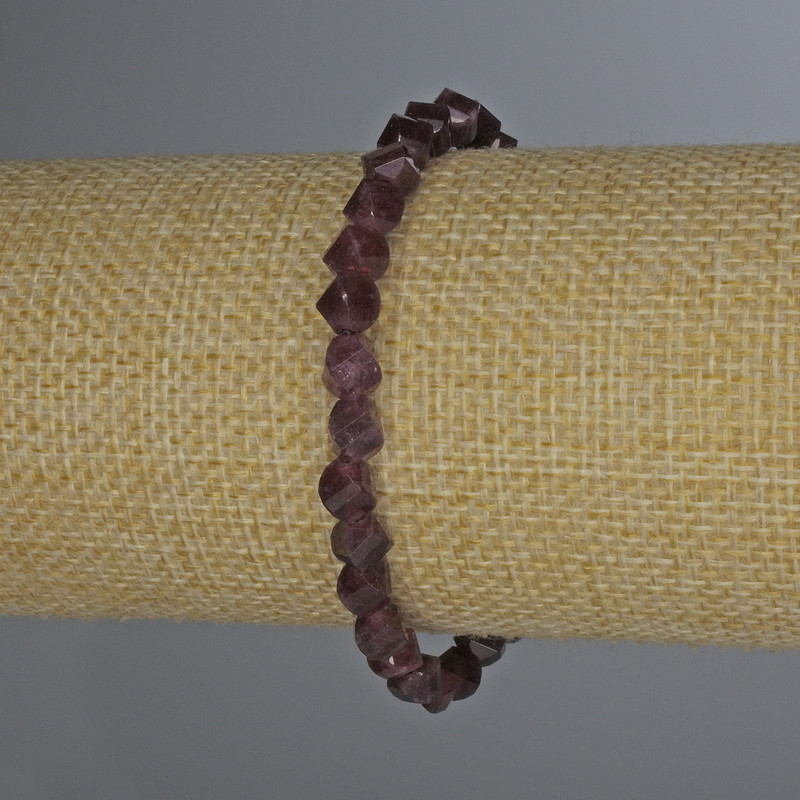 Náramek z broušeného turmalínu ve tvaru rombíků, průměr 6×5 mm, délka 18 cm, elastický