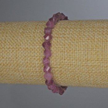 Náramek z rubelitového turmalínu s facetovanými rombíky, rozměr 6×5 mm, délka 18 cm ± elastická šňůrka
