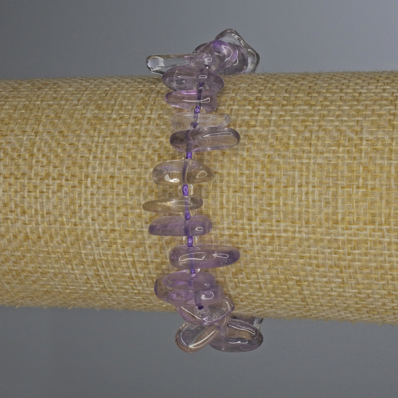Náramek z ametystových drobných částeček, průměr 12–15×2–4 mm, délka 18 cm, pružný