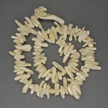 Perleťové korálky – zrníčka ve tvaru jehly, průměr 11–25×2–5 mm, délka 40 cm, na niti