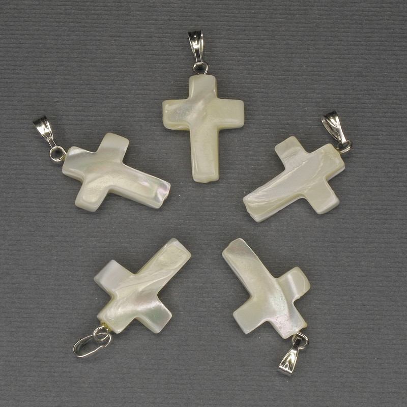 Přívěšek z perleti ve tvaru kříže 30×20×15 mm ± stříbrný kov