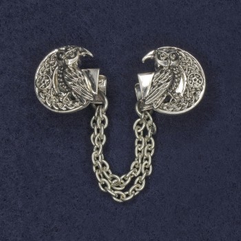 Brož na kardigany ze stříbrného kovu, průměr ozdoby cca 20 mm, délka řetízku cca 9 cm