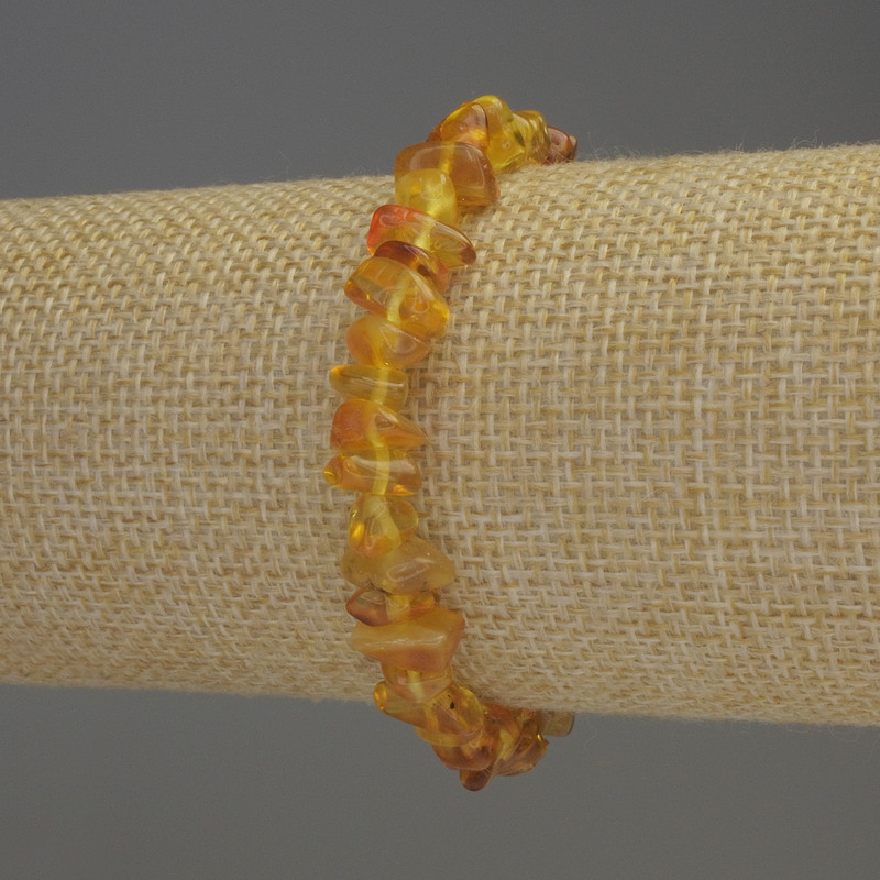 Náramek z jantarové drti 4–10×5 mm ±, délka 18 cm ±, elastický