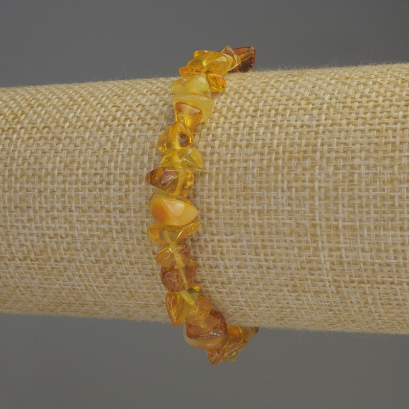Náramek z jantarových drobků 5–9×4 mm, délka 18 cm, elastická šňůrka