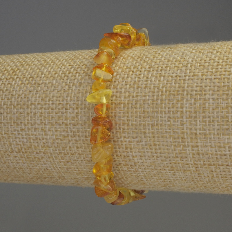 Náramek z jantarových drobků 7–10×4–6 mm, délka 18 cm, elastický