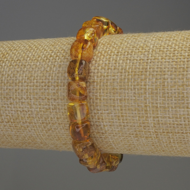 Náramek z jantaru – hladké kubíky 7×7 mm, délka 18 cm, elastický
