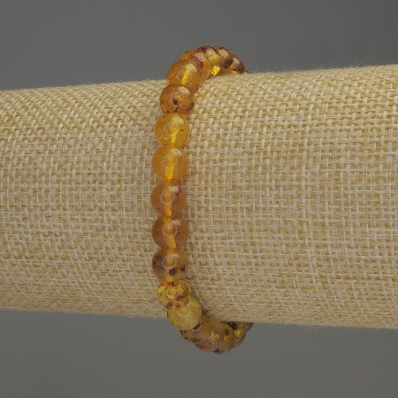 Náramek z jantarových hladkých kuliček, průměr 6,5 mm, délka 18 cm, elastický