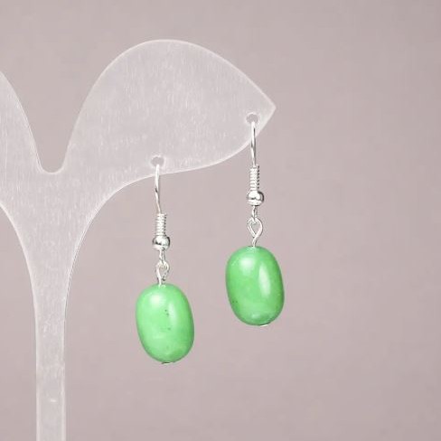 Náušnice z přírodního kamene chrysoprasu, hladký váleček, rozměry 10×14 mm ±, délka cca 34 mm ±