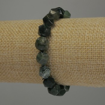 Náramek z zeleného jaspisu, s víceúhelníkovými fasetami, průměr 10×8 mm ±, délka 18 cm, pružný