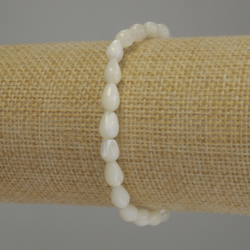 Náramek z perleti kapkovitého tvaru, průměr 8×5 mm, délka 18 cm, elastický