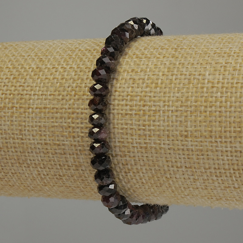 Náramek z granátu, gravované rondely, průměr 6×4 mm, délka 18 cm, elastický