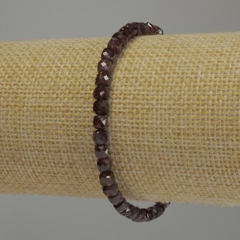 Náramek z granátu, broušené kostky, průměr 4×4 mm, délka 18 cm, elastický