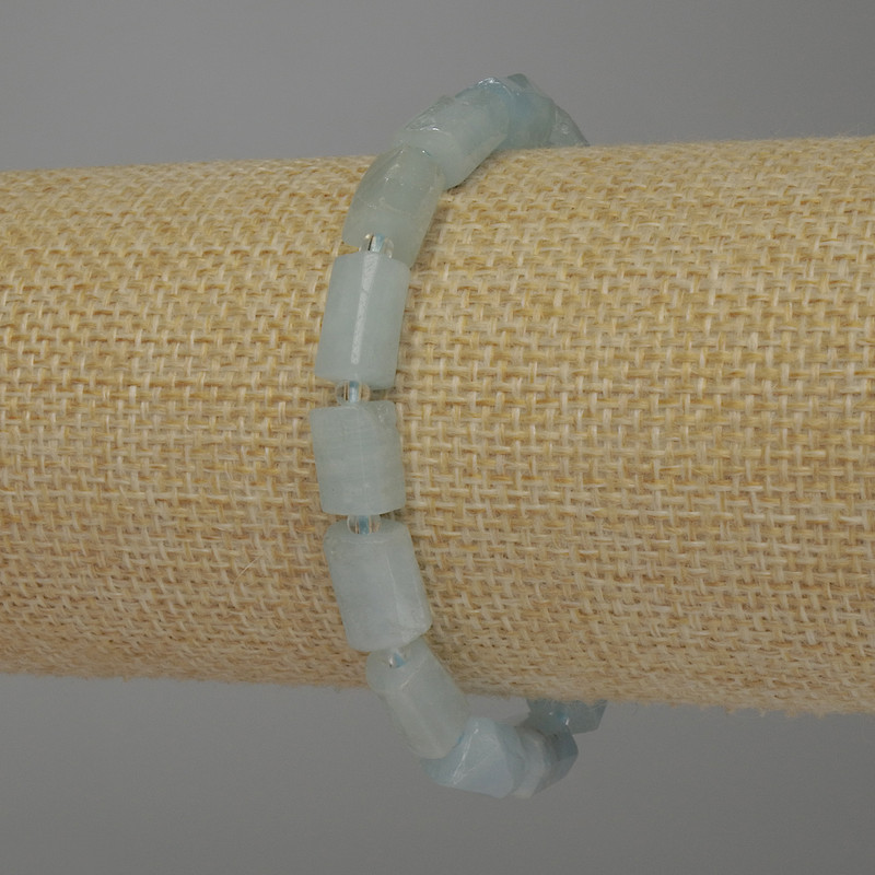 Náramek z brusovaného akvamarínu ve tvaru cylindru, průměr 9–11×7 mm ±, délka 18 cm, pružný