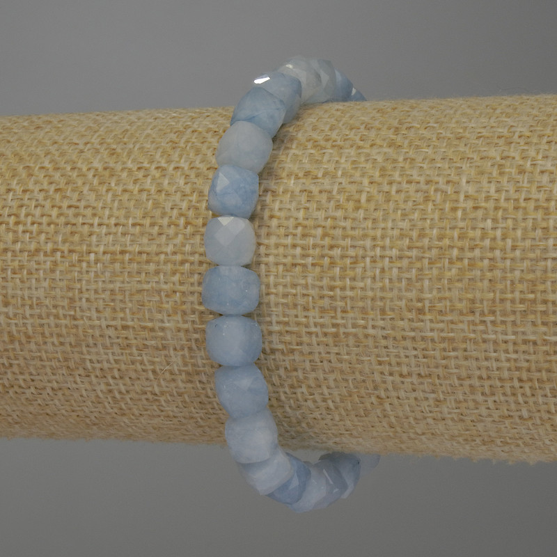 Náramek z broušených akvamarínových kubíků, 7×7 mm, délka 18 cm, elastický