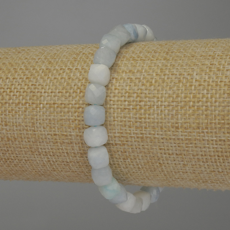 Náramek z akvamarínu, broušené kubické korálky, rozměr 7×7 mm, délka 18 cm, elastický