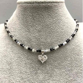 Choker z turmalínu a labradoritu, brusovaný kubík 3 mm se závěsem ve tvaru srdce 12 mm, délka 38 mm, s prodlužovacím řetízkem