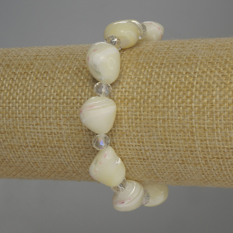 Náramek z perleti, broušené korálky o průměru cca 14×12 mm ±, český křišťál rondel 6×5 mm ±, délka 18 cm, elastický