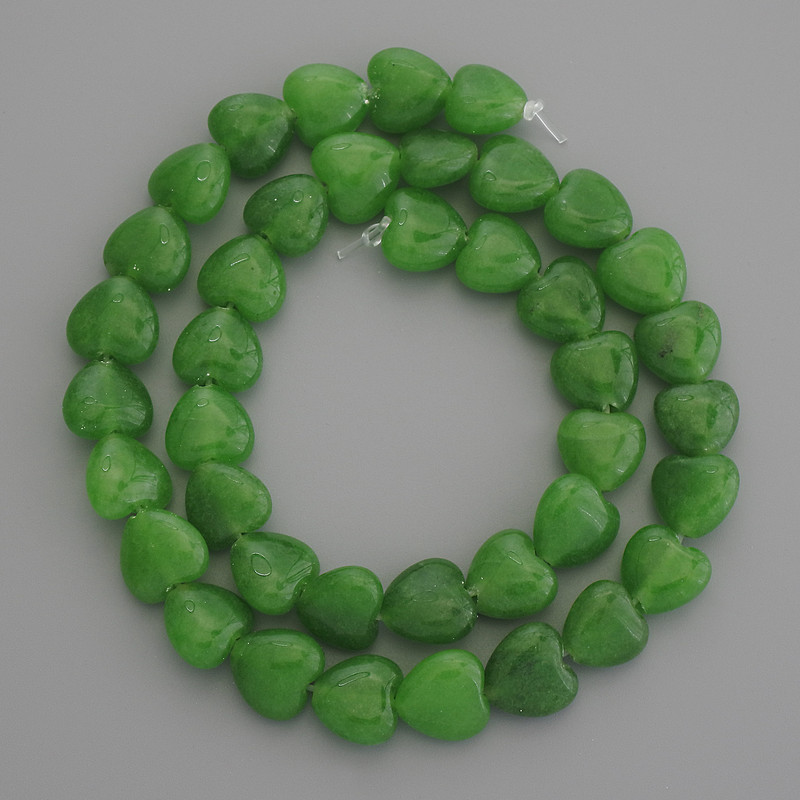Korálky chrysoprasu ve tvaru srdce, průměr 10×10 mm, na niti, délka cca 37 cm