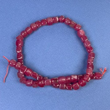 Korálky z turmalínu kubické 7×7 mm na niti, délka 37 cm