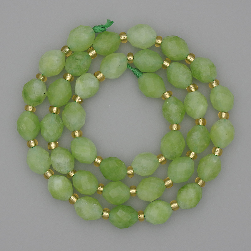 Korálky z přírodního kamene chryzolit, olivín, fasetované zrno, průměr 8×6 mm ±, rokajl 3 mm ±, délka 37 cm