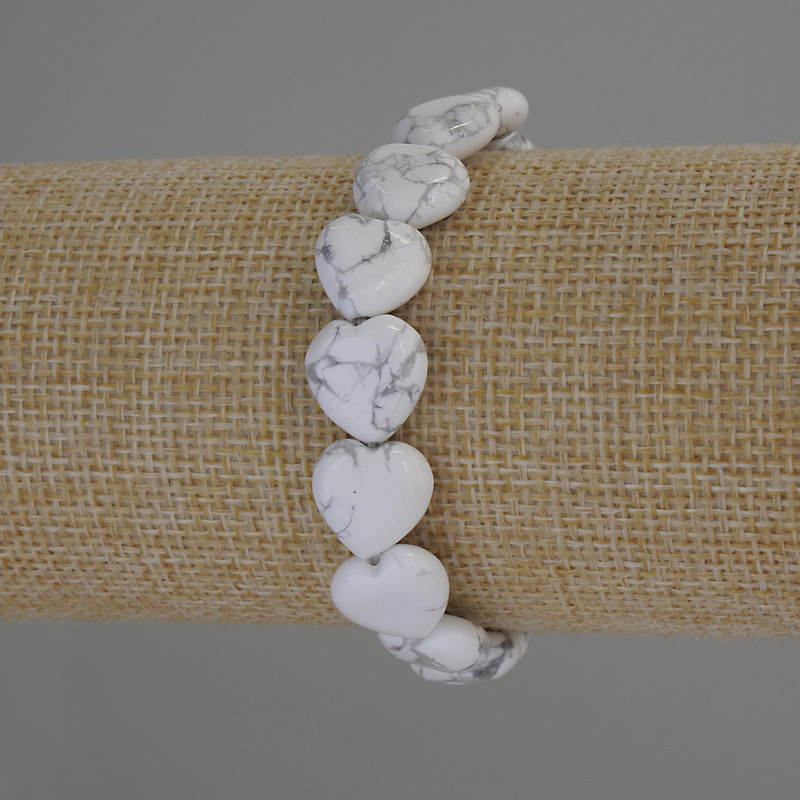 Náramek z chalcedonu ve tvaru srdce, průměr 12×12 mm, délka cca 18 cm, elastický
