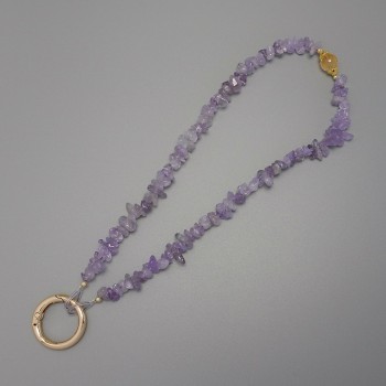 Přívěšek na klíče z ametystových drobků 7×2–3 mm ±, s kovovým kroužkem o průměru 24 mm ±, délka 22 cm ±