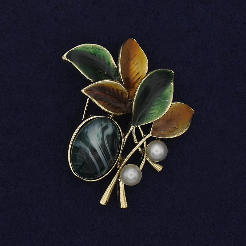 Brož Větvička s cabochonem a perlami, barevný smalt, zlatý kov 48×40 mm+