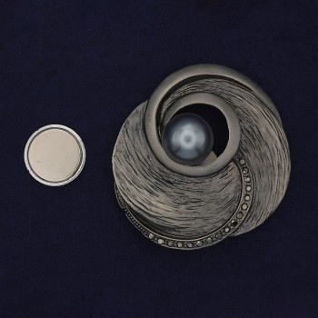Magnetická brož Akcent s perlou a kamínky, stříbrný kov, 50 mm+