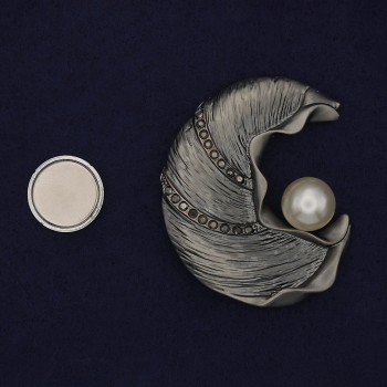 Brož na magnetu Akcent – perla a štrasové kamínky, stříbrný kov, 51×43 mm+