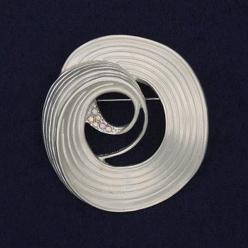 Brož Akcent – bílá perleť, duhové krystaly, stříbrný kov, 48×45 mm