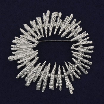 Brož Akcent, stříbrný kov, 54 × 56 mm+