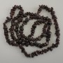 Granátové korálky drť, průměr 4–10×3–5 mm, délka cca 80 cm na vlasci