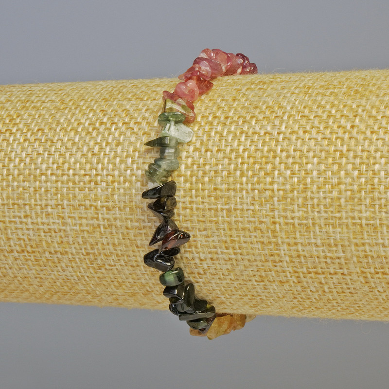 Náramek z přírodního turmalínu, drobné částečky 6×2 mm ± (elastická šňůra), délka 18 cm+