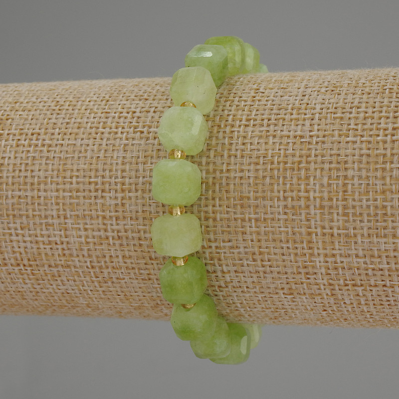 Náramek z chrysolitu (olivín) broušený kubický, průměr 8×8 mm ±, korálky 3 mm ±, délka 18 cm, elastický