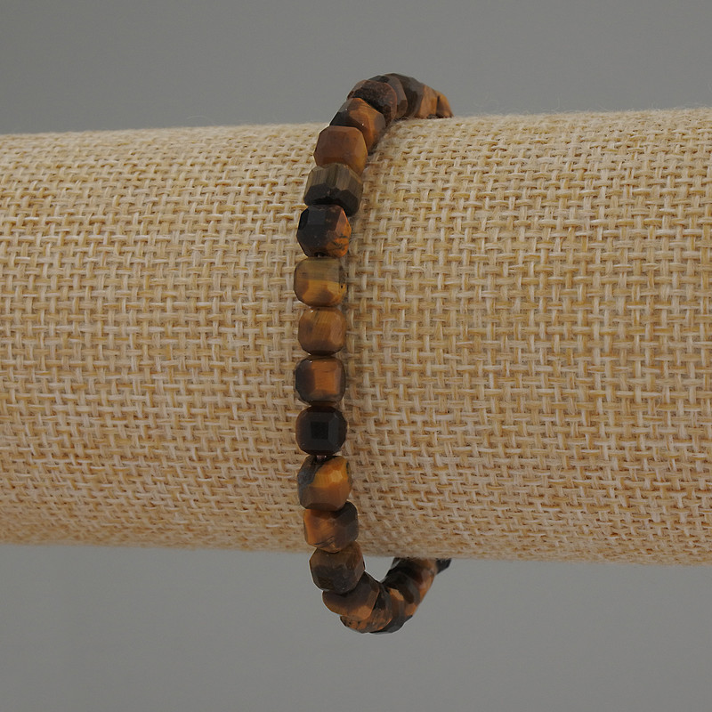 Náramek z tygřího oka, broušené kubíky, průměr cca 5 mm, délka cca 18 cm, elastický