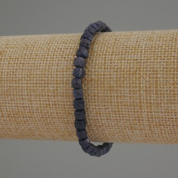 Náramek ze safíru broušený kubický, průměr 5 mm, délka 18 cm, elastické provedení