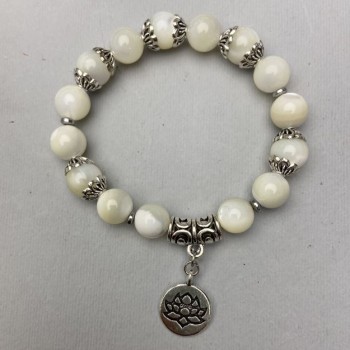 Náramek z perleti, hladké korálky o průměru 10 mm ±, s kovovými vložkami, délka 18 cm ±, elastický