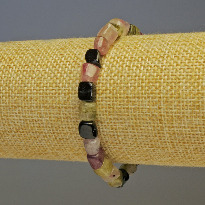 Náramek z fasetovaného turmalínu 7×6 mm, délka 18 cm, elastický