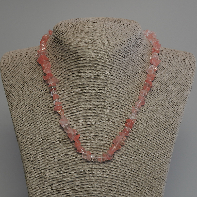 Náhrdelník z chalcedonu, drobné kousky, průměr 5–10×2–4 mm, délka cca 45 cm, s karabinkou