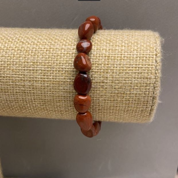 Náramek z červeného jaspisu s facetovaným povrchem, průměr 10–12×8 mm, délka 18 cm, elastický