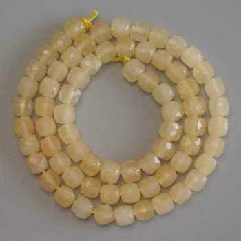 Citrínové brusované korálky kostky 5×5 mm, navlečené na niti, délka 37 cm